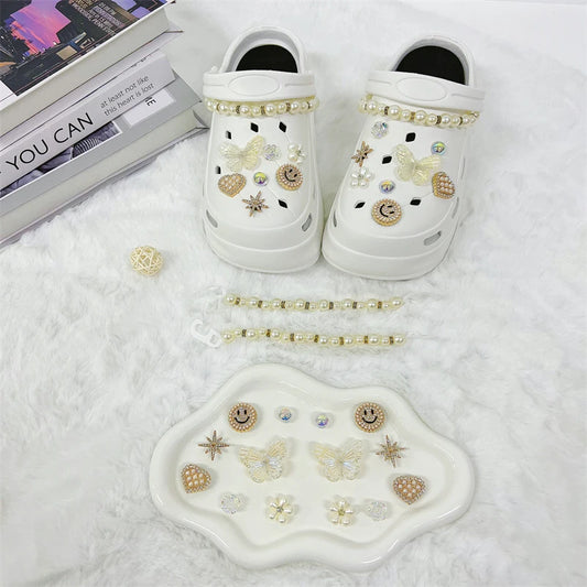 Fashionable shoe accessory set, made of metal, with a shoe chain clasp, removable, suitable for sandals and flip-flops.