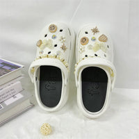 Fashionable shoe accessory set, made of metal, with a shoe chain clasp, removable, suitable for sandals and flip-flops.