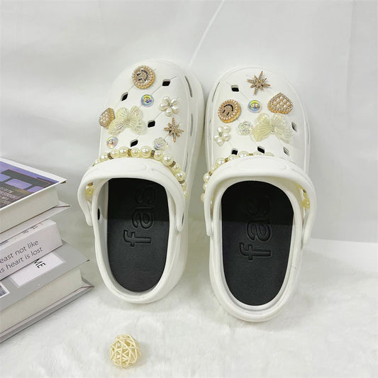 Fashionable shoe accessory set, made of metal, with a shoe chain clasp, removable, suitable for sandals and flip-flops.