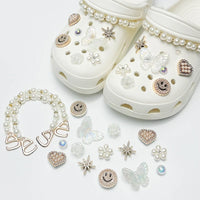 Fashionable shoe accessory set, made of metal, with a shoe chain clasp, removable, suitable for sandals and flip-flops.