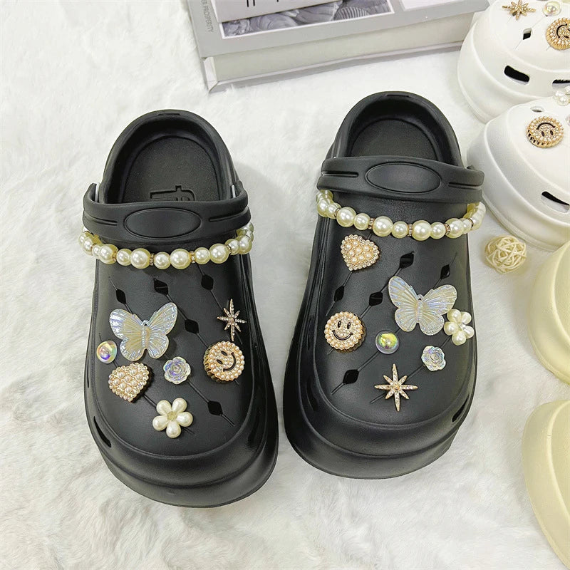 Fashionable shoe accessory set, made of metal, with a shoe chain clasp, removable, suitable for sandals and flip-flops.