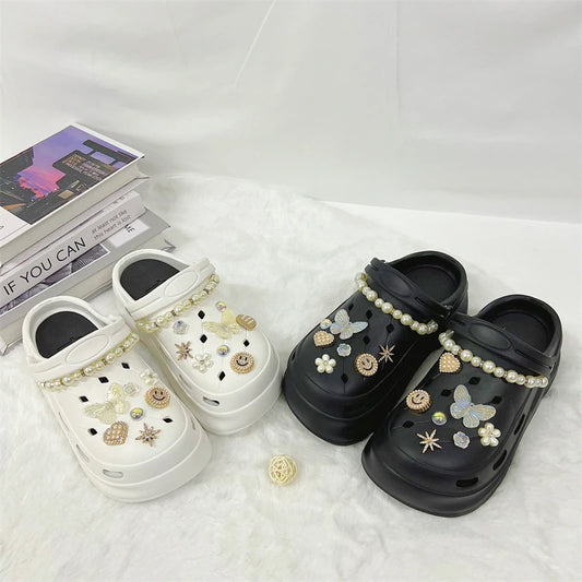 Fashionable shoe accessory set, made of metal, with a shoe chain clasp, removable, suitable for sandals and flip-flops.