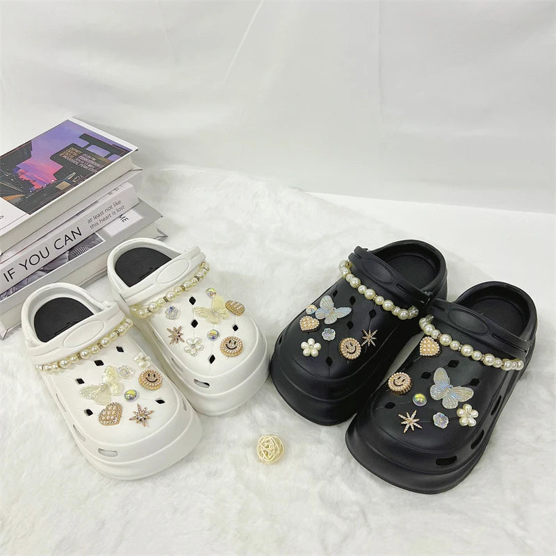 Fashionable shoe accessory set, made of metal, with a shoe chain clasp, removable, suitable for sandals and flip-flops.