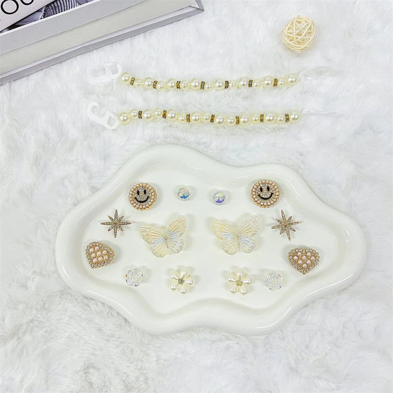 Fashionable shoe accessory set, made of metal, with a shoe chain clasp, removable, suitable for sandals and flip-flops.