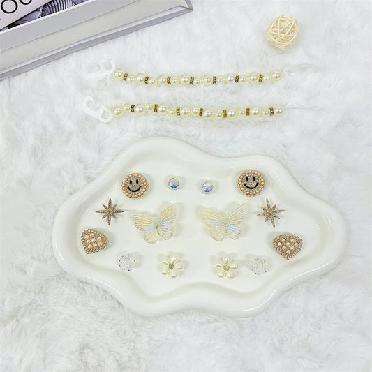 Fashionable shoe accessory set, made of metal, with a shoe chain clasp, removable, suitable for sandals and flip-flops.