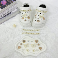 Fashionable shoe accessory set, made of metal, with a shoe chain clasp, removable, suitable for sandals and flip-flops.