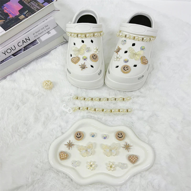 Fashionable shoe accessory set, made of metal, with a shoe chain clasp, removable, suitable for sandals and flip-flops.